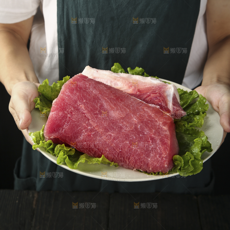 手里端着一盘猪瘦肉