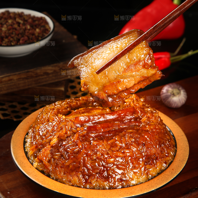 筷子上夹着肉