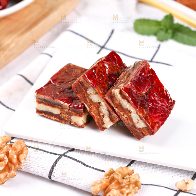 白石底上的枣夹核桃