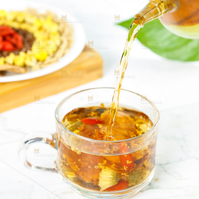 冲泡着一杯菊花枸杞决明子茶