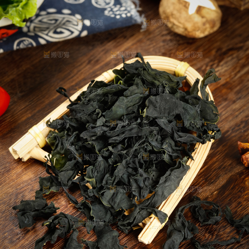 簸箕里的干裙带菜