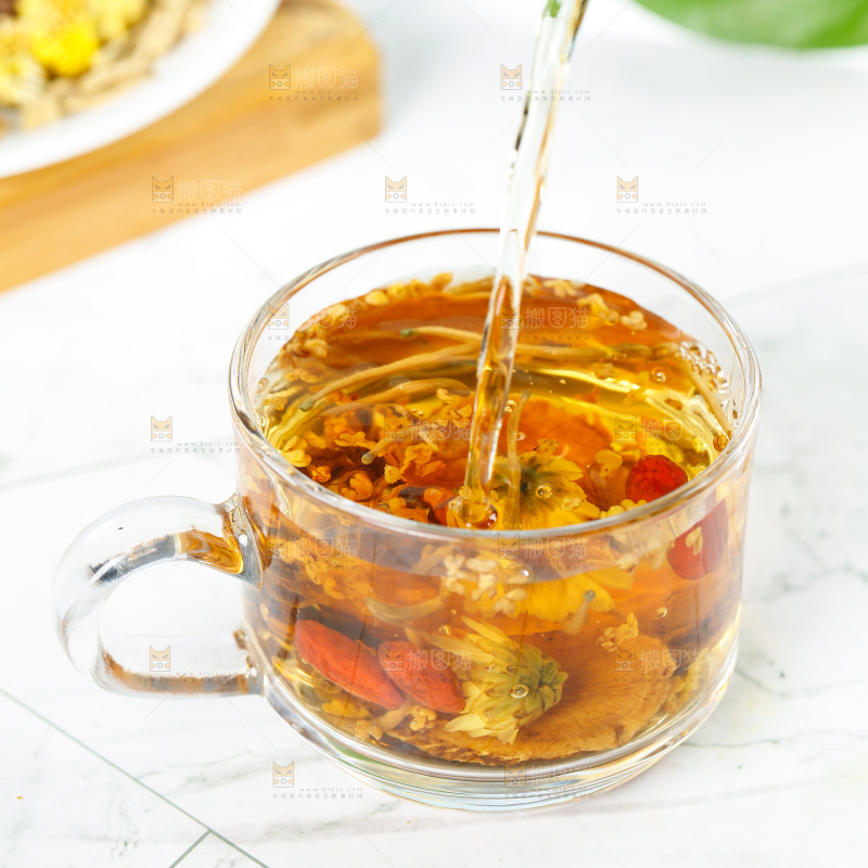 冲泡着一杯菊花枸杞决明子茶