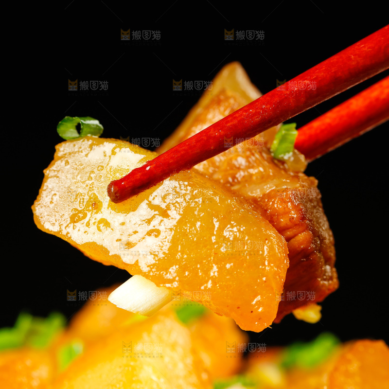 筷子上夹着冬瓜烧肉