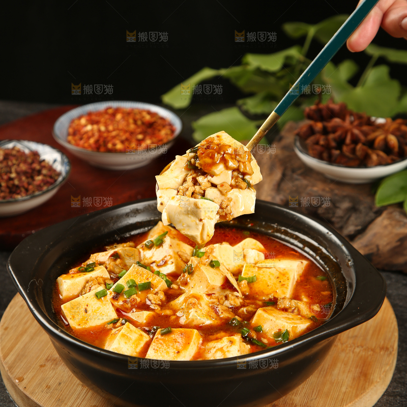 勺子上舀着肉沫烧豆腐