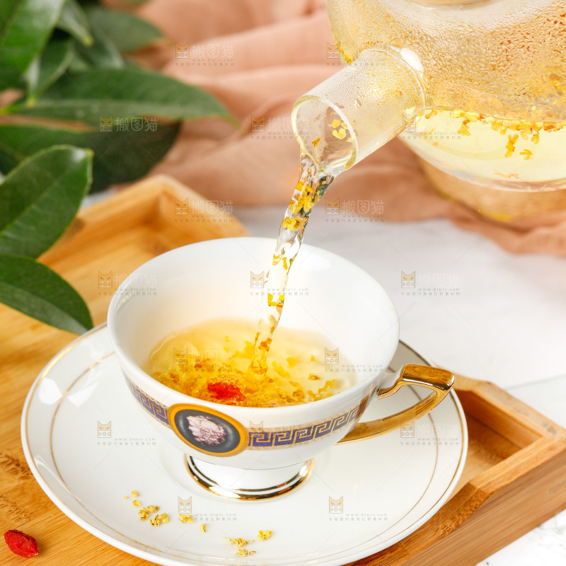 冲泡着一杯桂花茶