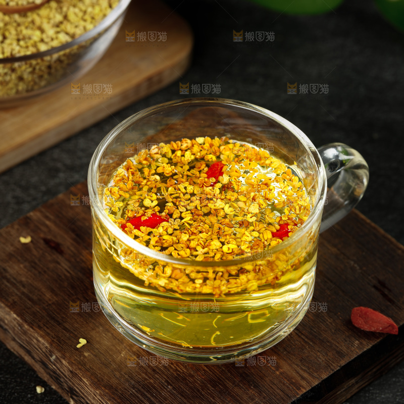 木底上放着一杯桂花茶