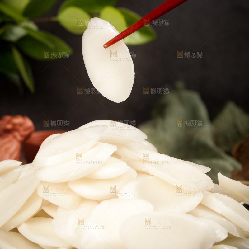 筷子上夹着年糕片