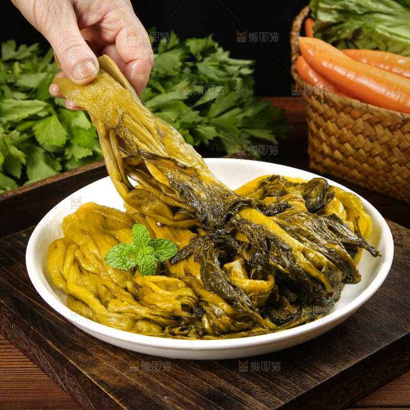 手拿着酸菜