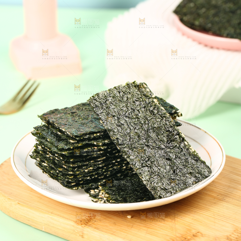 木板上摆放着一盘夹心海苔