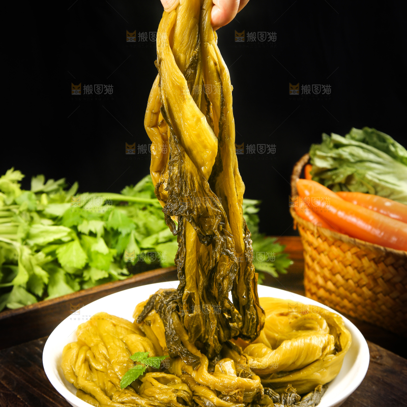 手拿着酸菜