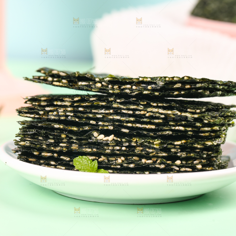 浅绿底上放着一盘海苔夹心脆