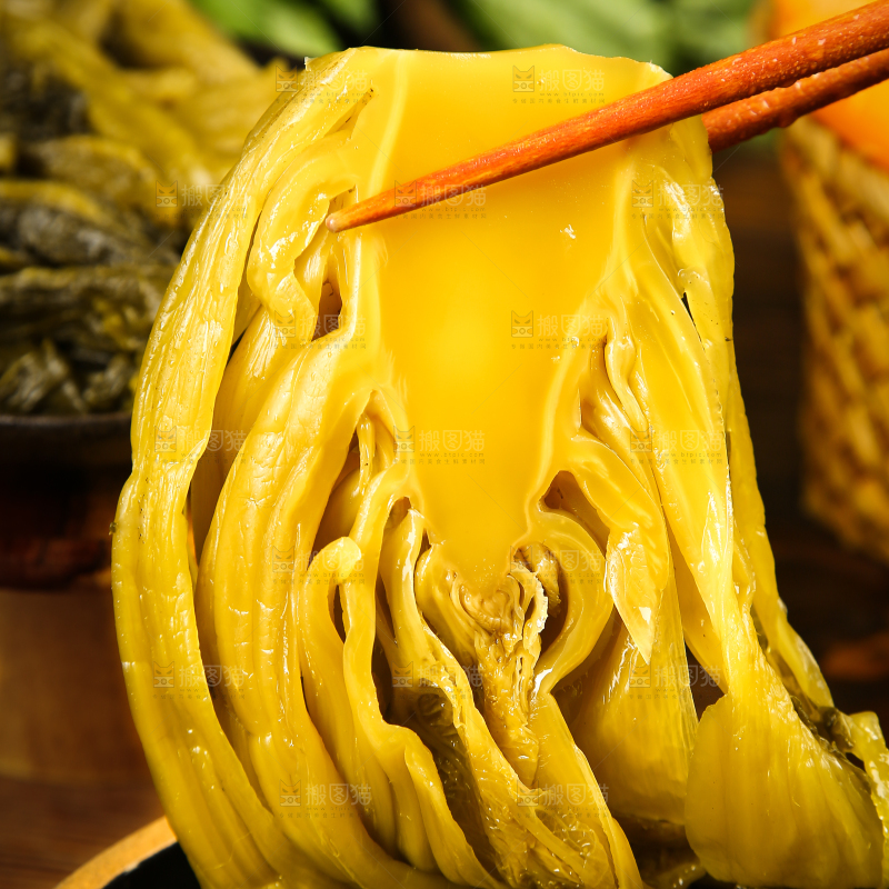 筷子夹着鱼酸菜