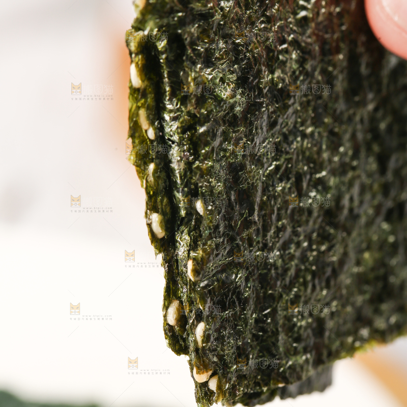 手里拿着芝麻夹心海苔