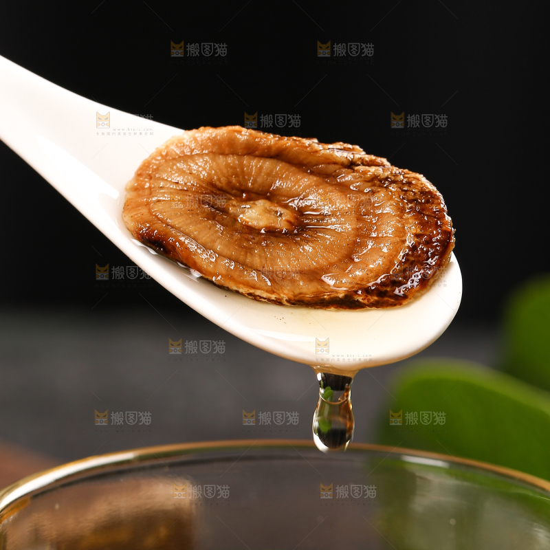 勺子上舀着牛蒡片