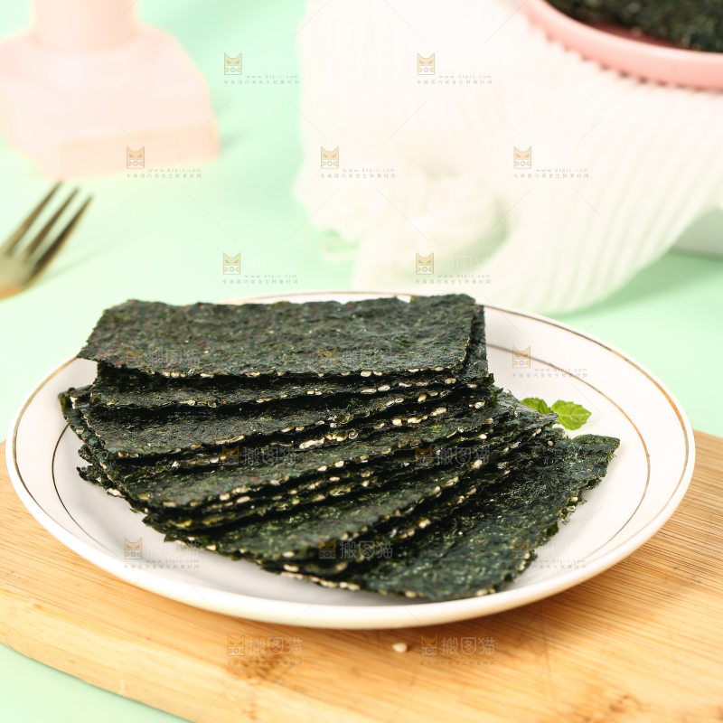 木板上摆放着一盘夹心海苔