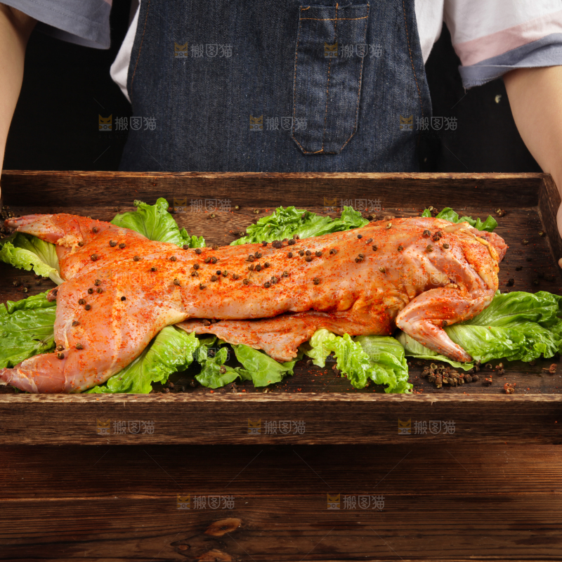 木盘里的腌制兔肉