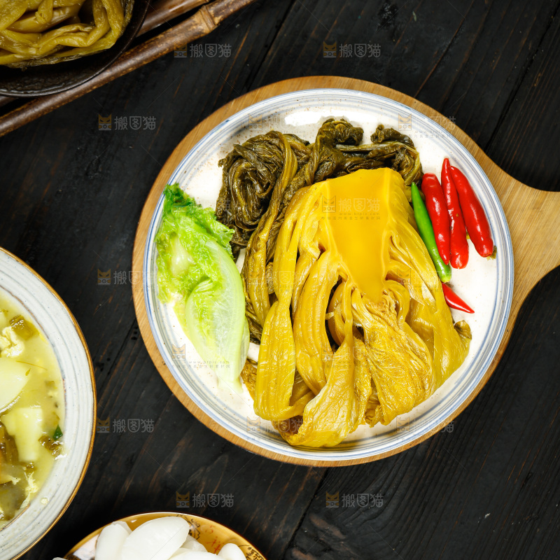 盘子里放着酸菜