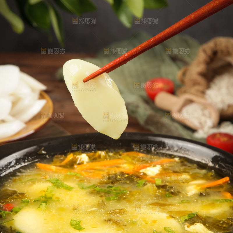 筷子上夹着年糕片