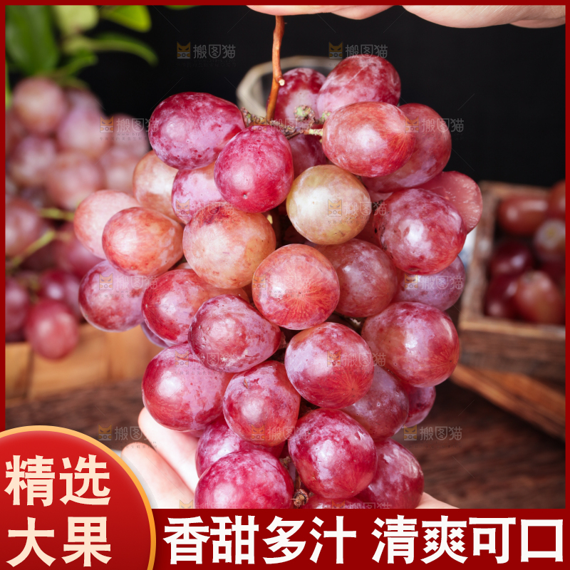 手里拿着一串吐鲁番红提