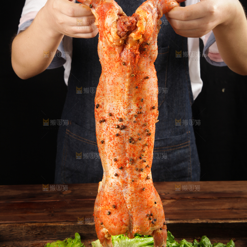 手拿着兔肉