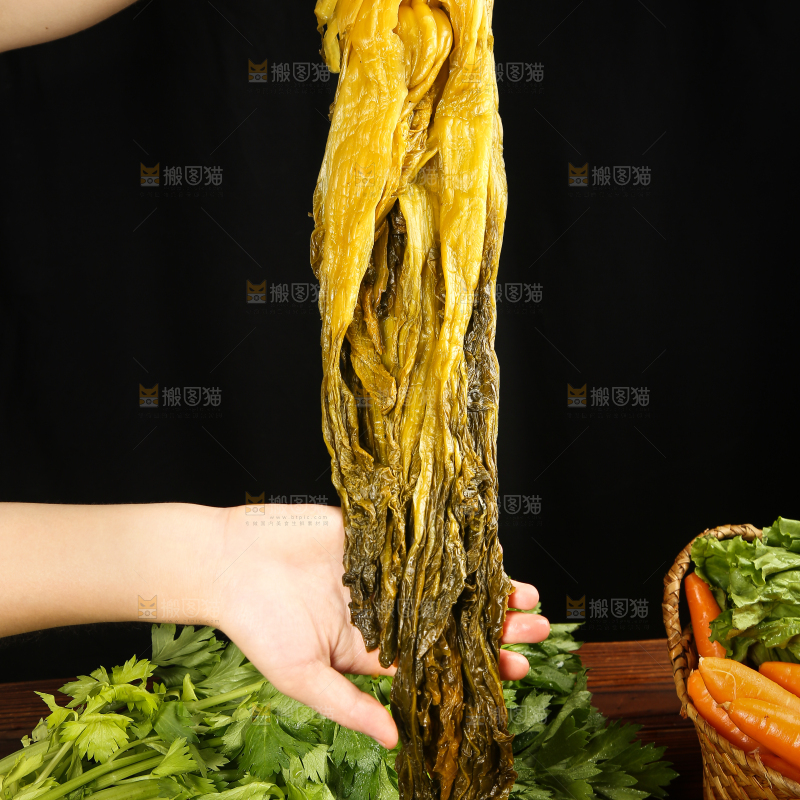 手拿着酸菜