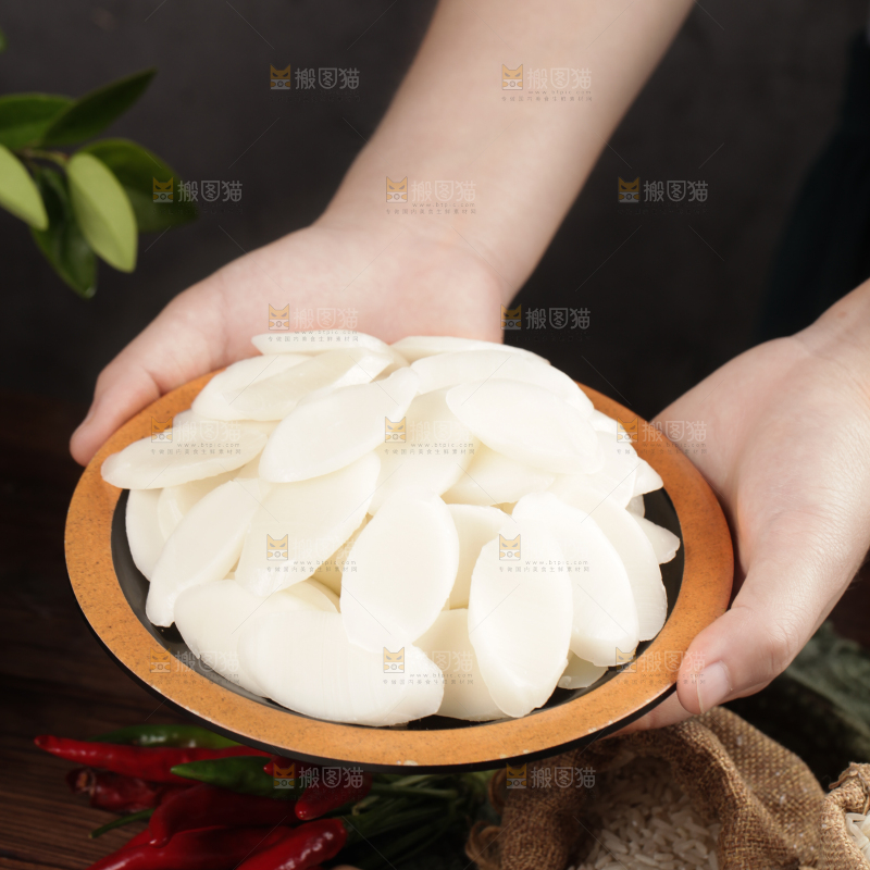 手里端着一盘宁波年糕片