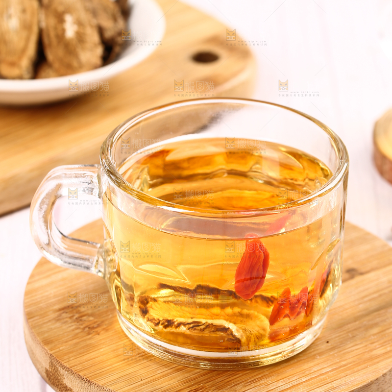 木垫上放着一杯牛蒡根茶