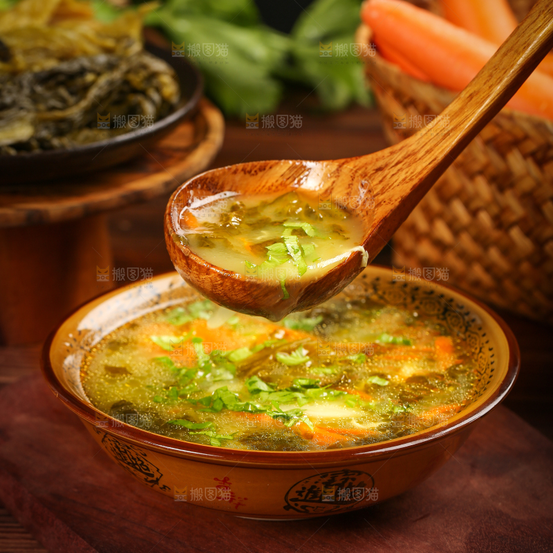 勺子舀着酸菜汤
