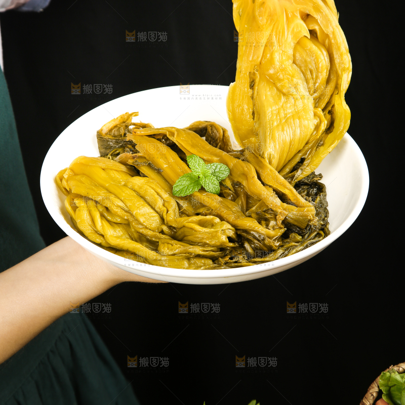 手里端着一盘酸菜