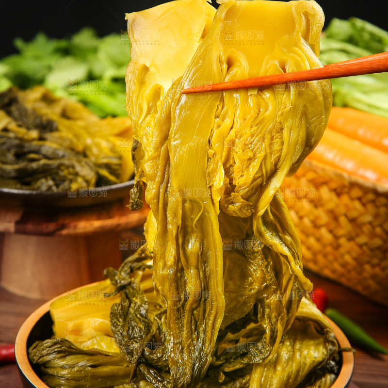 筷子夹着鱼酸菜