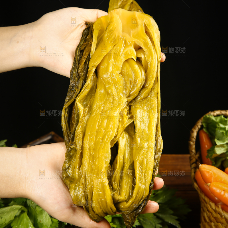 手拿着酸菜