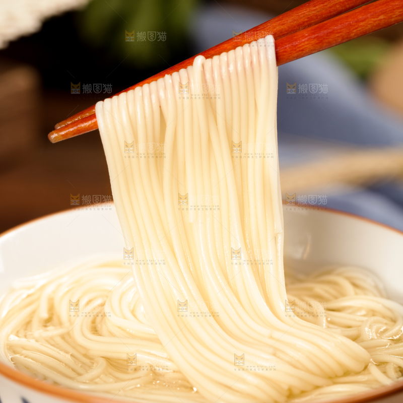 筷子夹着挂面
