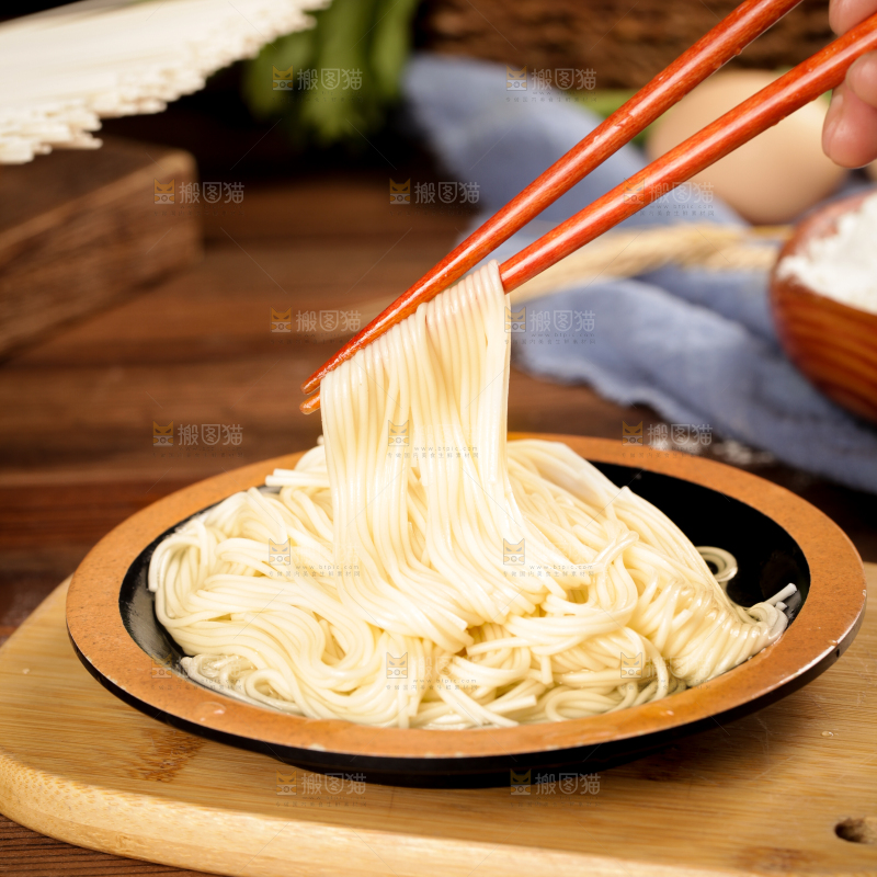 木板上放着一盘手工面