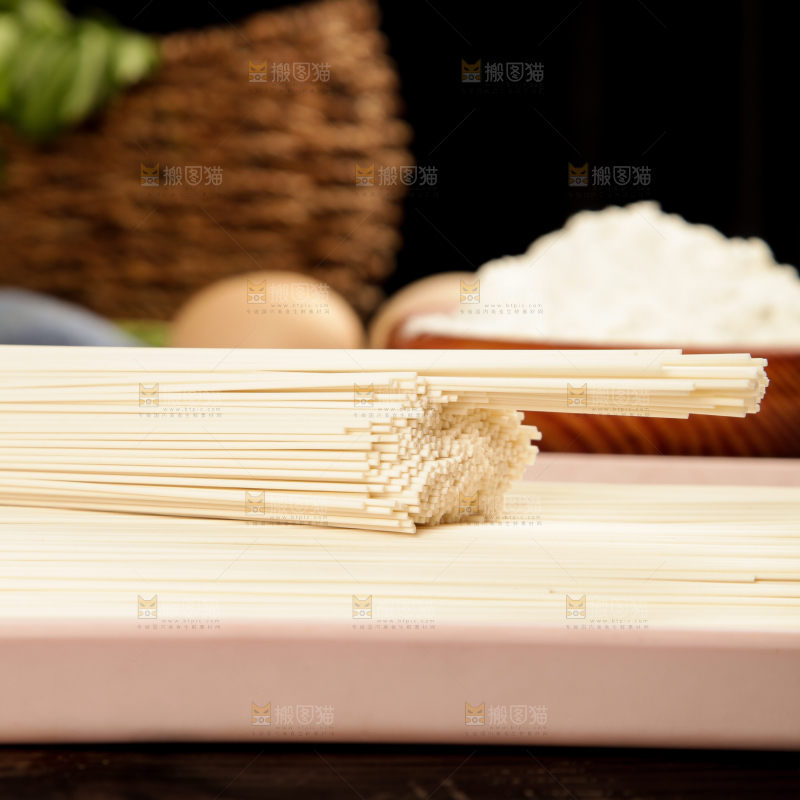 盘子里的细挂面