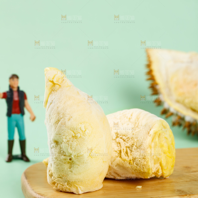 木板上摆放着冷冻榴莲果肉
