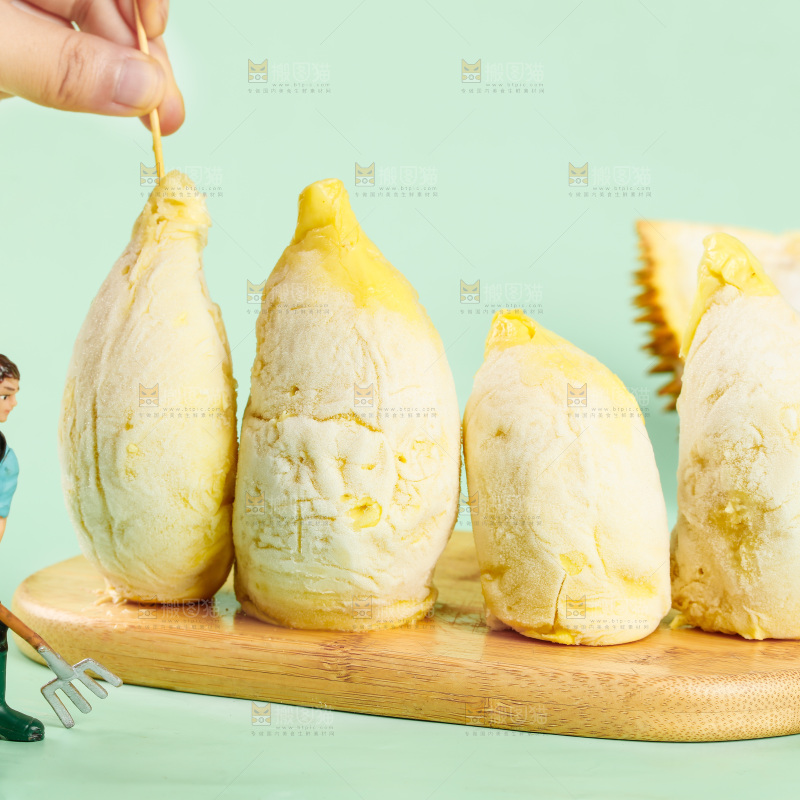 木板上摆放着冷冻榴莲果肉