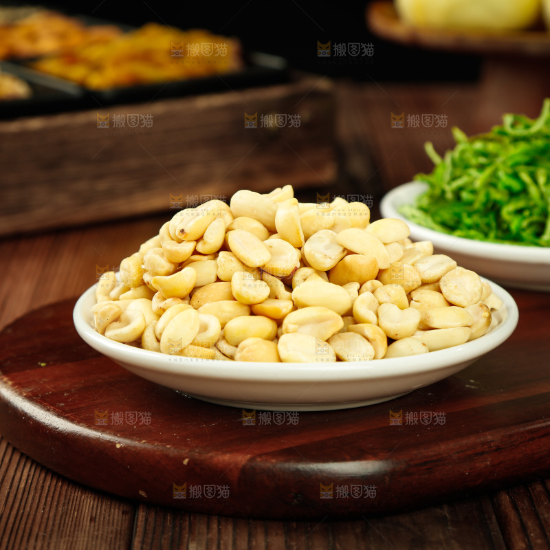 木板上的花生仁