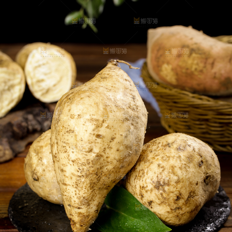 黑石板上的白皮番薯