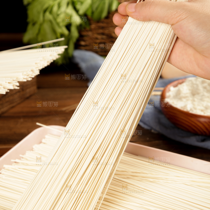 手里拿着圆挂面