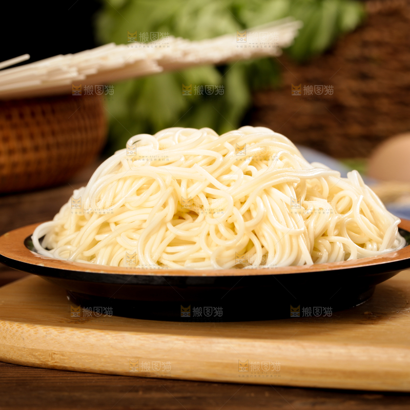 木板上放着一盘手工面