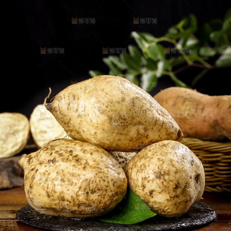 黑石板上的白皮番薯