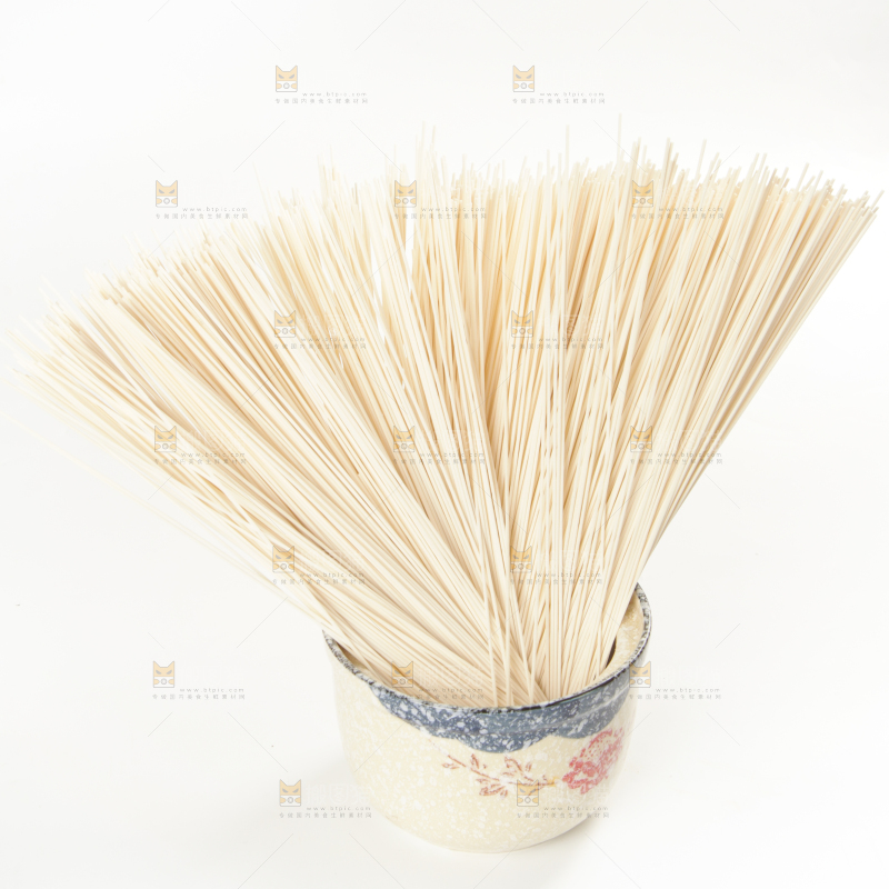 白底上摆放着圆挂面