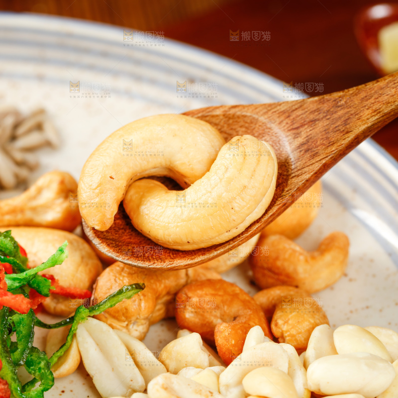 勺子上舀着腰果仁