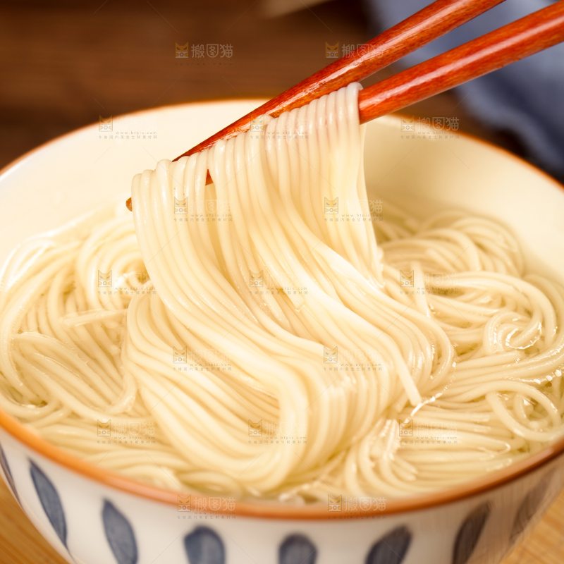筷子夹着挂面