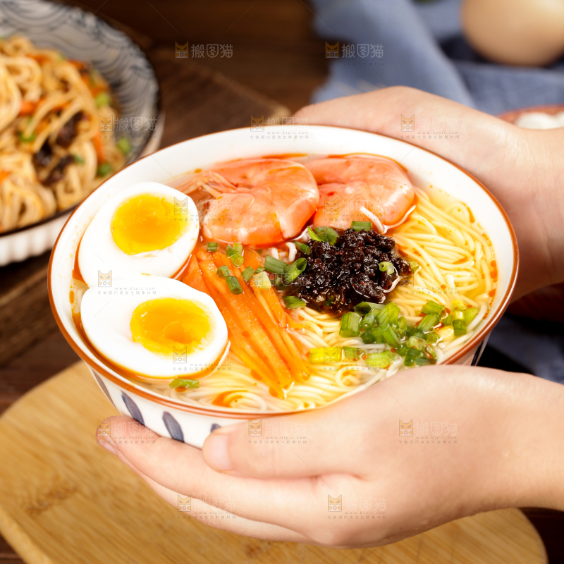 手里端着一碗鲜虾鸡蛋面