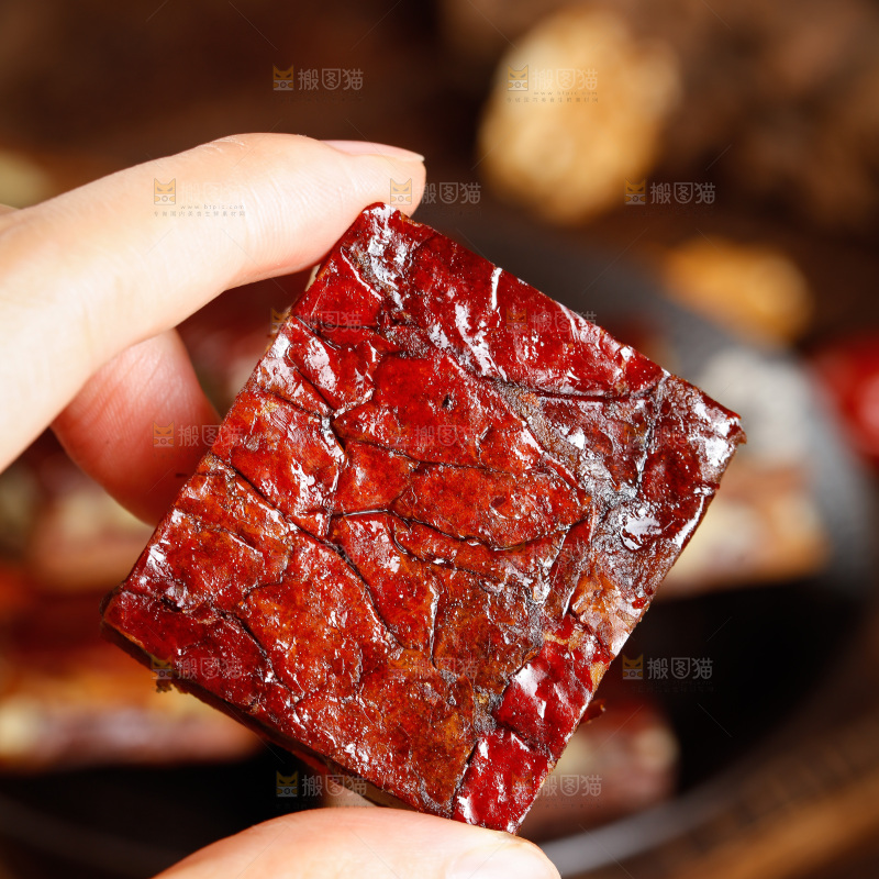 手里拿着夹心派
