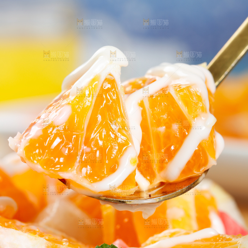 勺子上舀着橘子沙拉