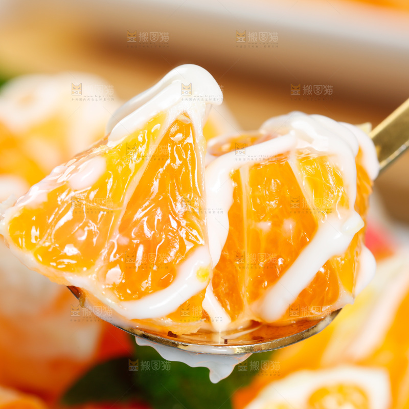 勺子上舀着橘子沙拉