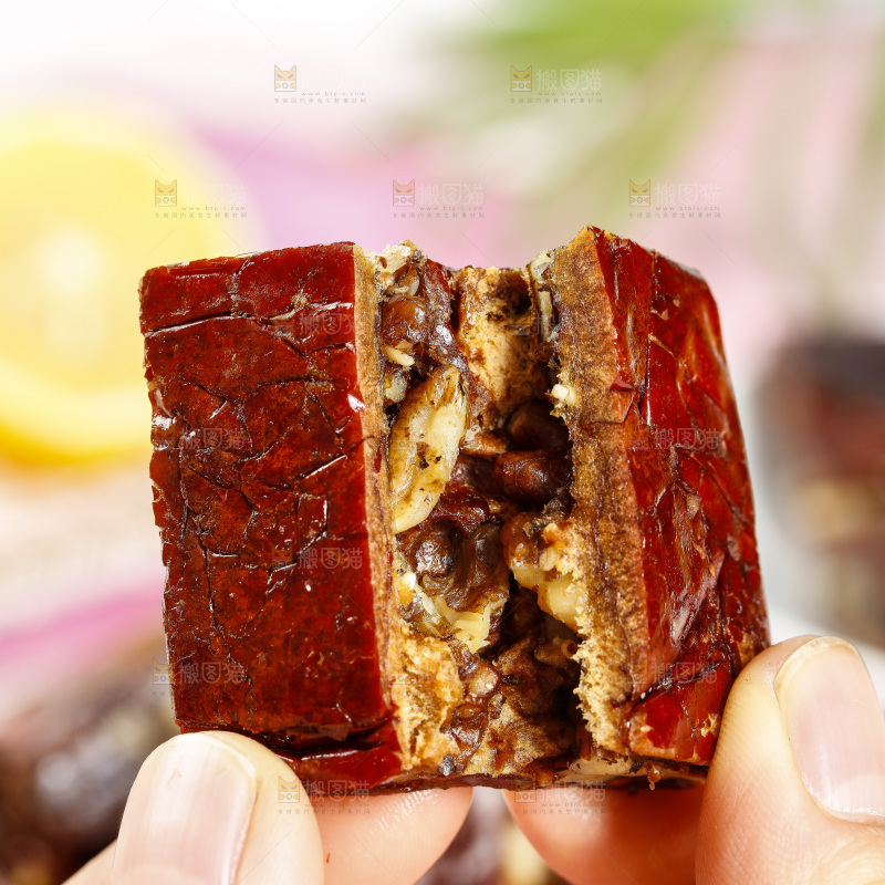 手里拿着夹心派