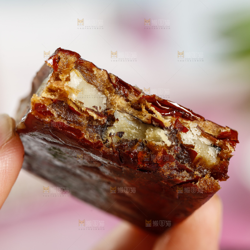 手里拿着夹心派
